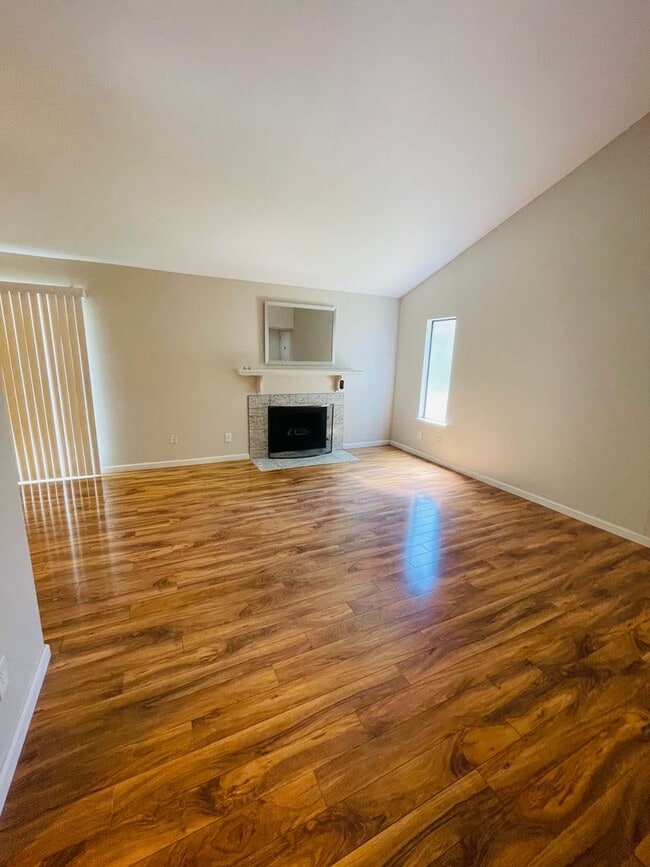 Building Photo - Gorgeous Completely Remodeled Single Story...