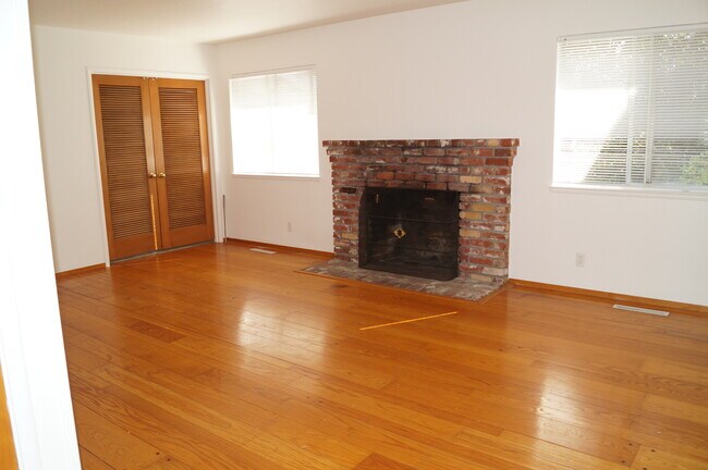 Building Photo - 1028 Sanders Dr