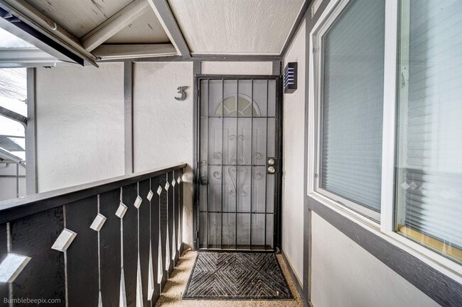 Building Photo - 102 E Weile Ave