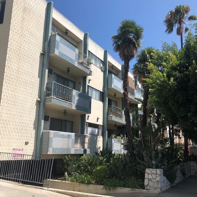 ***UN MES GRATUITO*** - 440 N Hayworth Ave