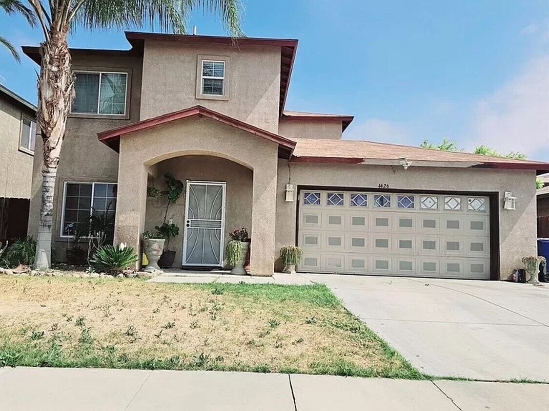 Lovely 2 Story Home House Rental in Bakersfield, CA