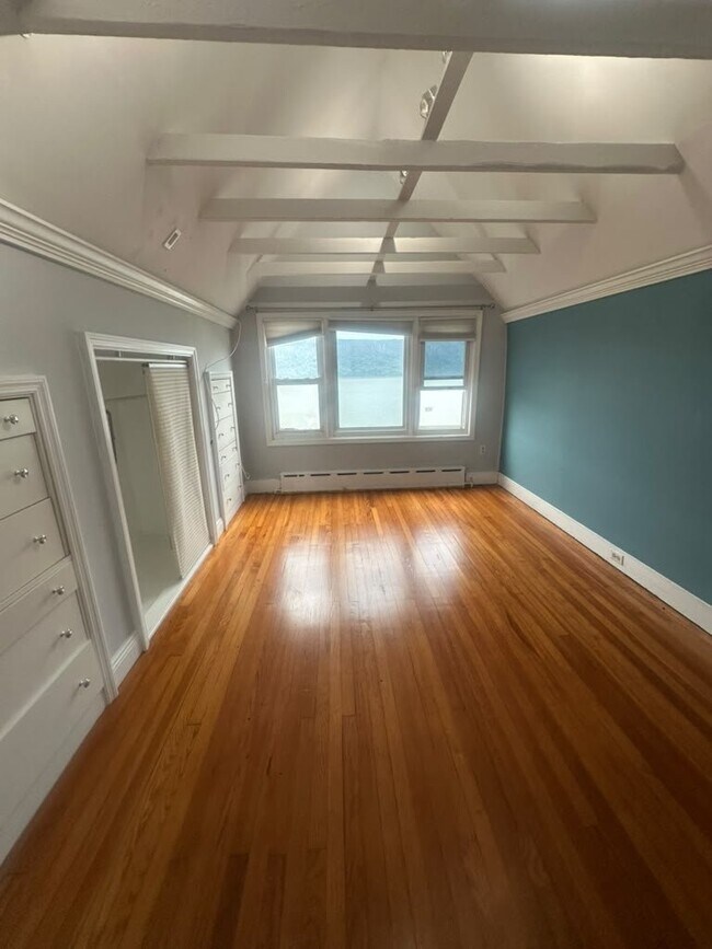 Foto del edificio - 785 Warburton Ave