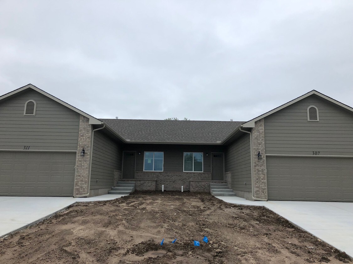 323 E Karla Ave, Haysville, KS 67060 Townhome Rentals in Haysville KS
