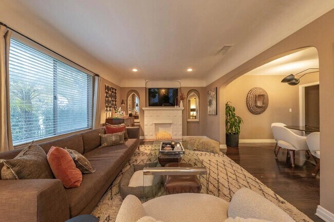 Foto del edificio - 1298 Cloverdale Ave