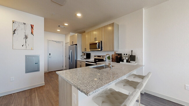 1/1, 660sf - Railside at Wadsworth Station