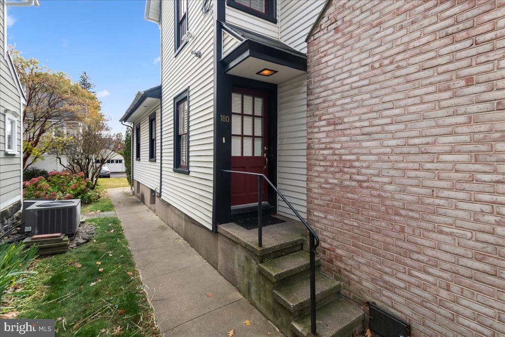 Primary Photo - 182 W Court St