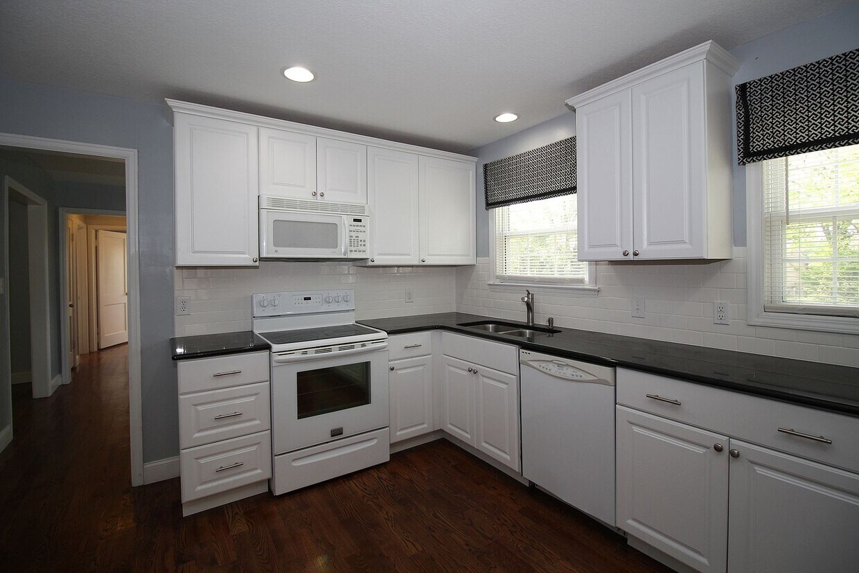 Primary Photo - 4115 W 62nd Ter