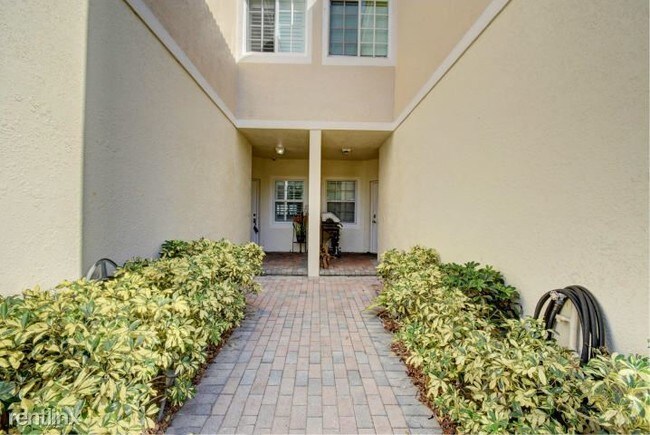 Building Photo - 4 br, 3.5 bath  - 1740 San Benito Way Unit 1