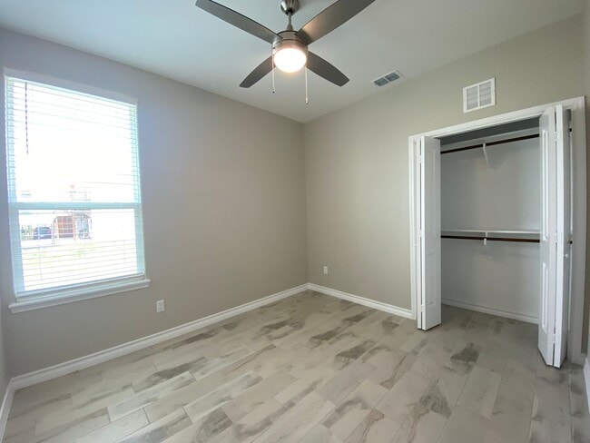 Building Photo - DFB966