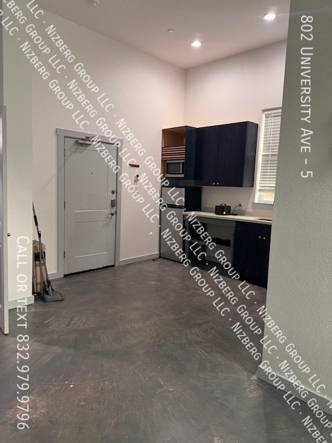 Building Photo - 802 University Ave