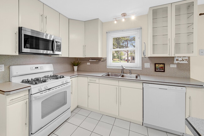 Foto del edificio - 483 Highland Grove Dr