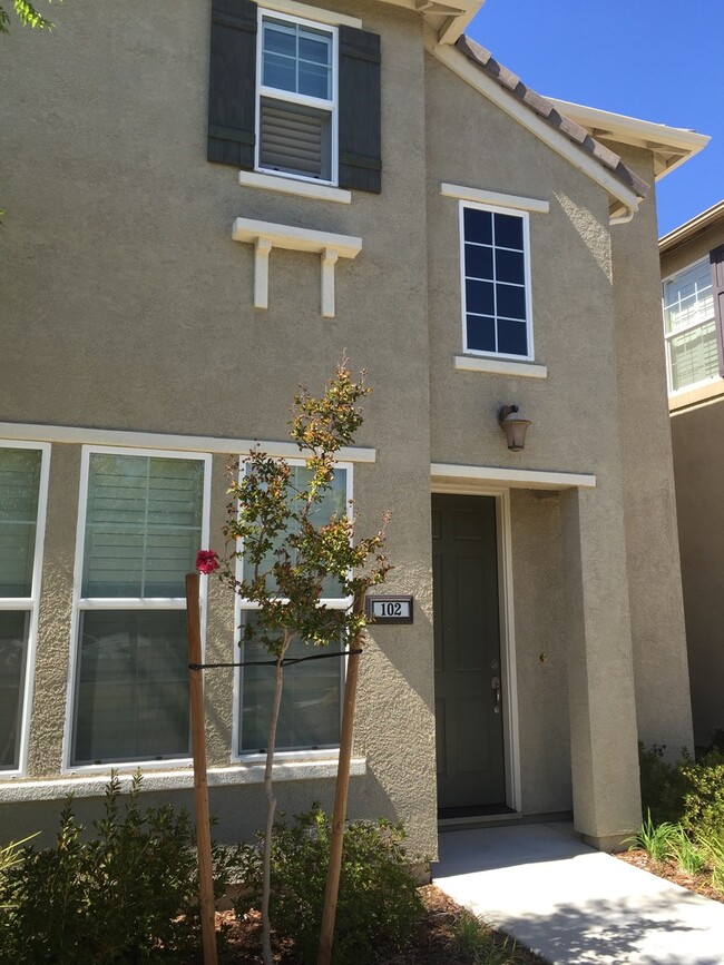 Building Photo - Low Maintenance Home Centrally Located wit...