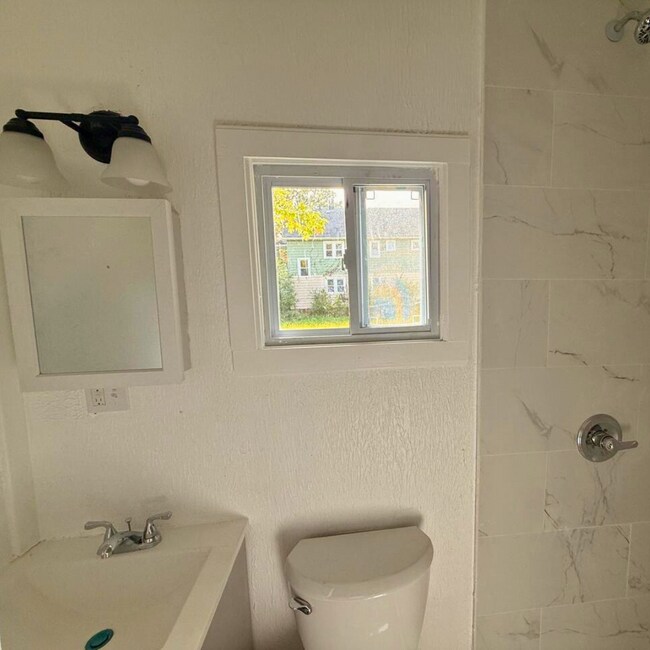 Building Photo - 2995 E 125th St