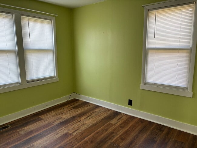 Building Photo - 2 BR 1 BA, Close to Downtown Decherd, City Park, Restaruants.