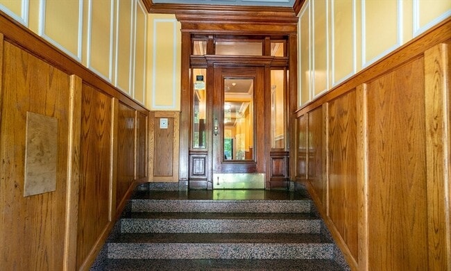 Building Photo - 106 Queensberry St