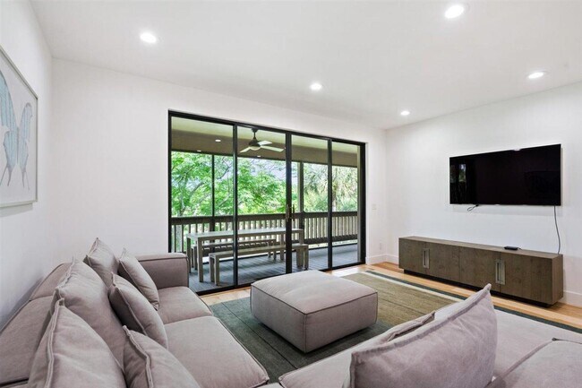 Building Photo - 11830 Pebblewood Dr
