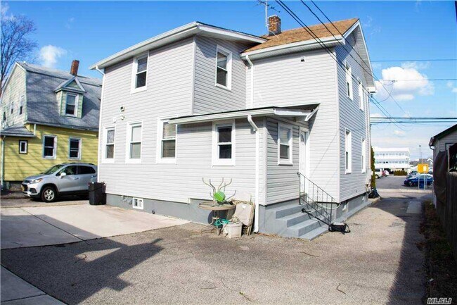 Building Photo - 14 W Mineola Ave