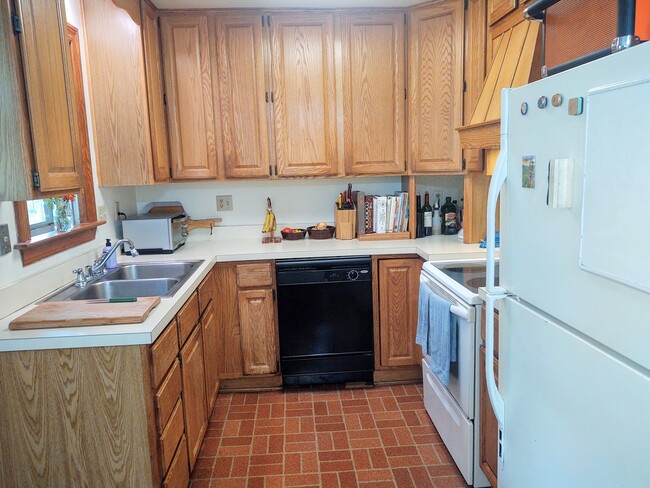 Kitchen - 818 Valley View Cir