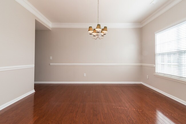 Building Photo - Spacious 4 Bedroom!!