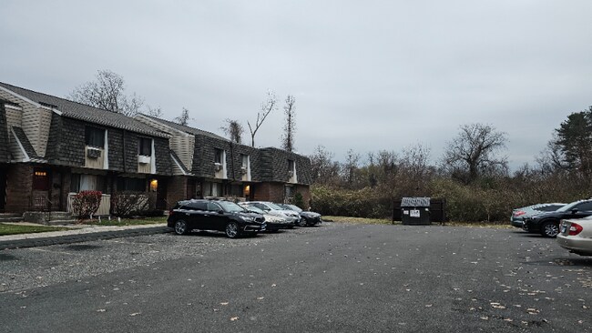 Foto del edificio - 266 High Path Rd