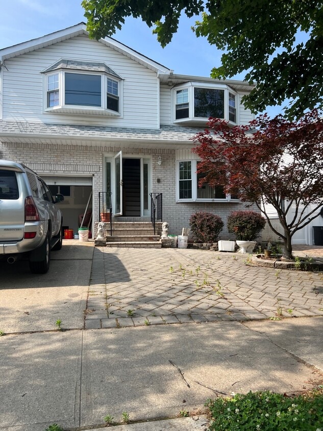 119 Sharrotts Rd, Staten Island, NY 10309 House Rental in Staten