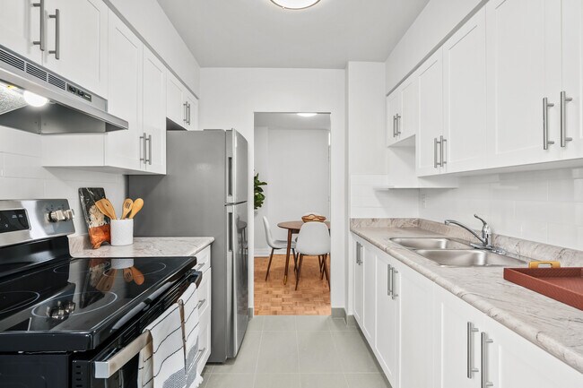 Photo du bâtiment - RENOVATED 2BD 1 Bathroom with AC in PRIME ...