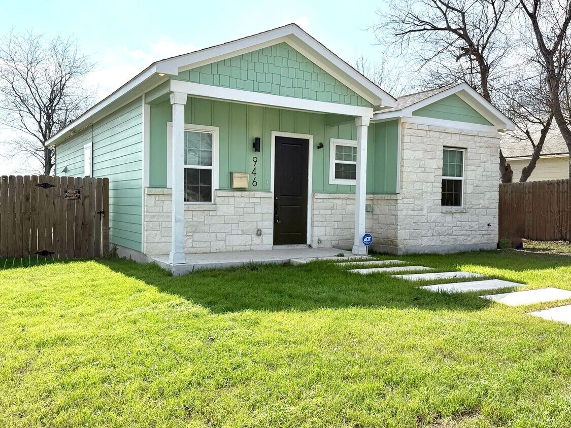 Foto principal - **APPLICATION RECEIVED** MUST SEE!!! 3 Bed...