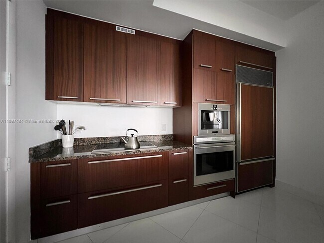 Foto del edificio - 15811 Collins Ave