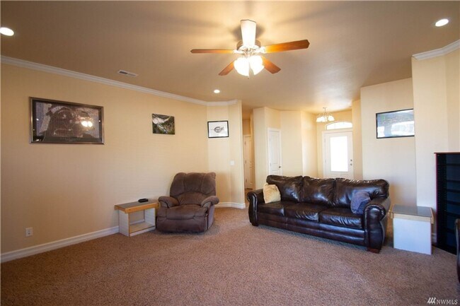 Foto del edificio - Beautiful 3 bed 2 bath stucco home in a newer area of homes. Just down the street from Park Orcha...