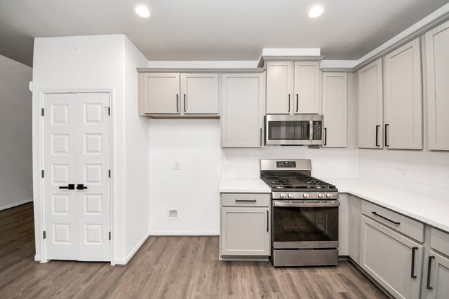 Building Photo - 7321 Hinsdale Dr