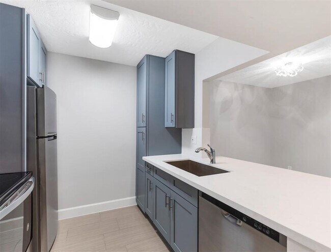 Building Photo - 2121 Fountain View Dr