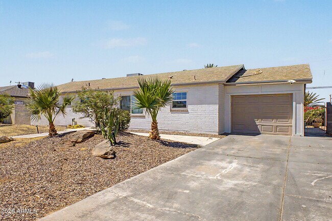 Building Photo - 2208 W San Miguel Ave
