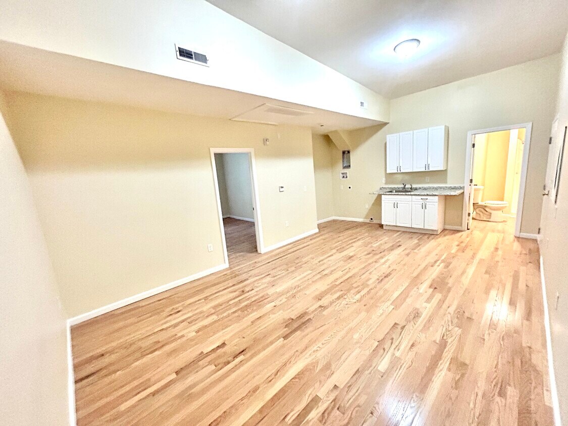 Foto principal - 135 W Main St