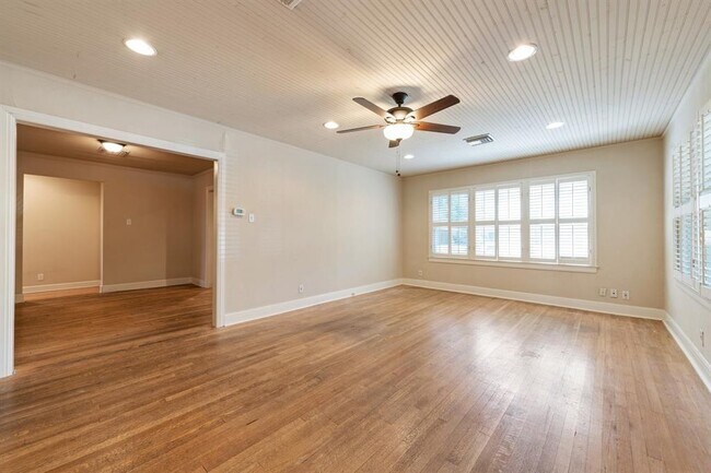 Foto del edificio - 921 E 37th St