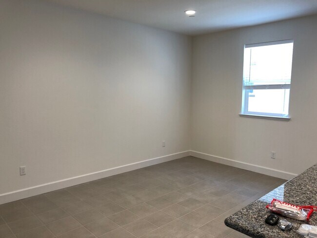 Foto del edificio - Tri-level Townhome with 2 Car Attached Gar...