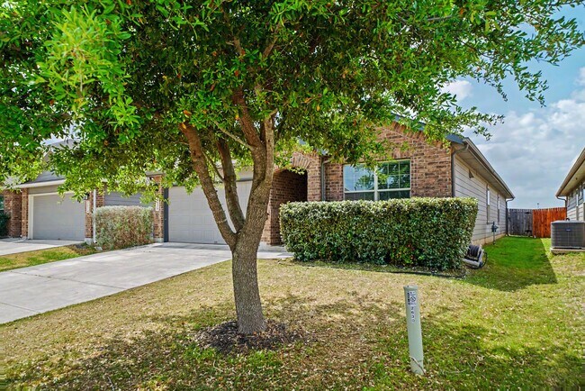 Foto del edificio - Modern 4-Bed Home with Open Layout in New Braunfels - Realtor Commission: $500