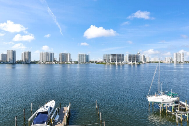Foto del edificio - 17900 N Bay Rd