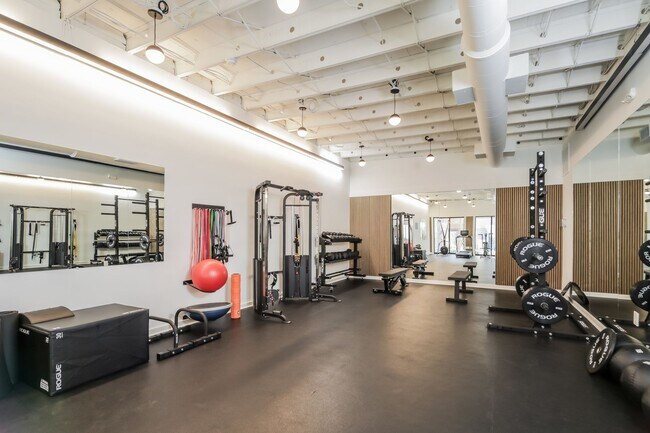 Foto del edificio - 2 bed/1 bath on King St. Live in the Heart...