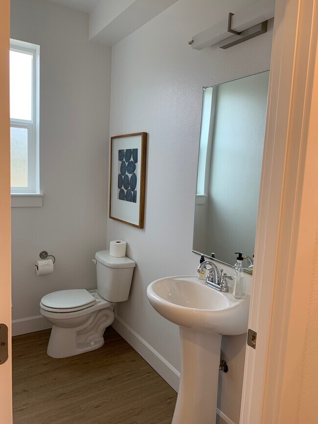 Baño de cortesía en la planta baja - 3503 NE McDonald Ln