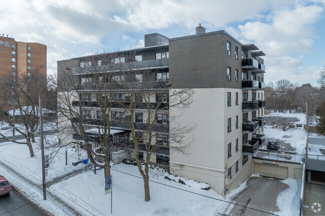 Photo du bâtiment - 4340 Bathurst St