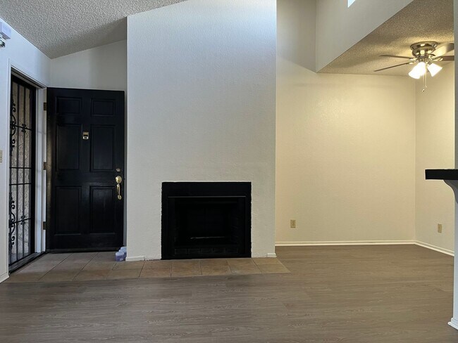 Foto del edificio - Cozy 2nd story apartment in the heart of City Heights.  Vaulted ceilings, fireplace, onsite laundry