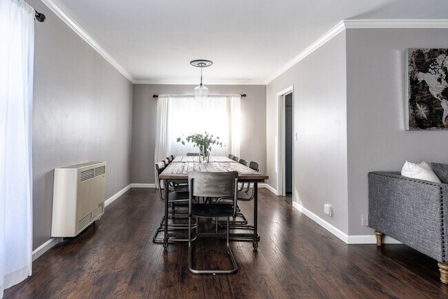 Building Photo - Charming 1BR Duplex in Los Angeles | Mirac...