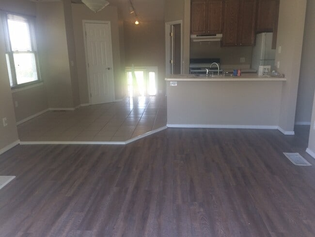 Building Photo - Great flexibility, proximity to Park/Lake ...