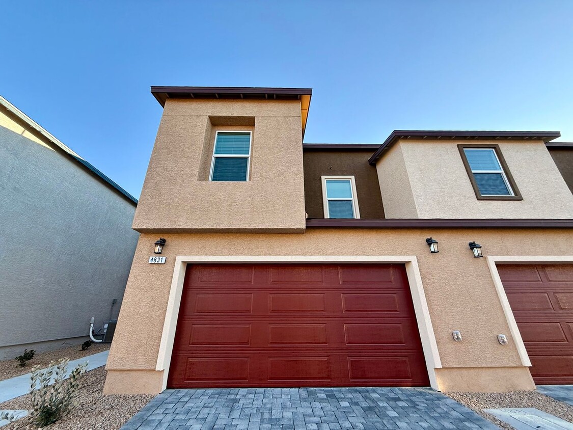 Foto principal - Brand-New Townhome for Rent in the Highly ...