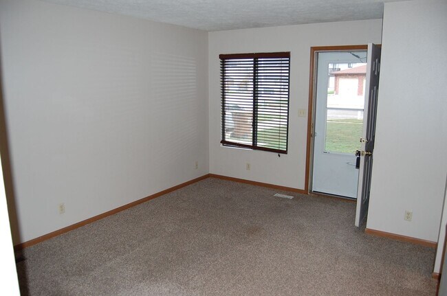 Building Photo - 5605-5607 Salt Valley View