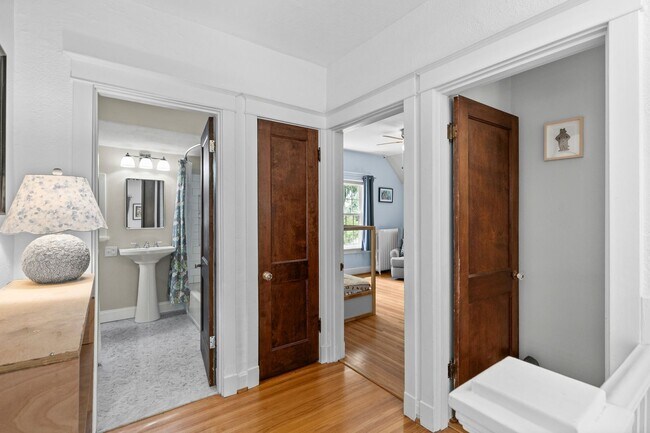 Building Photo - Elegant 4BR Home in University City | Spacious Layout & Prime Location