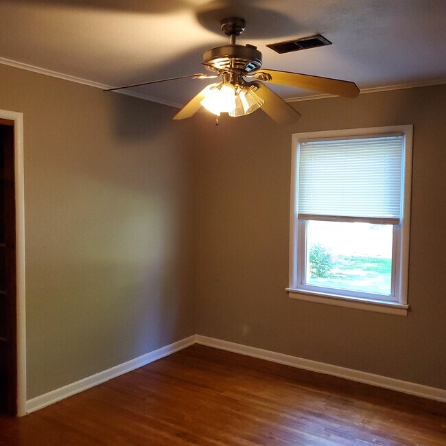 Building Photo - 1107 Eicher Ave