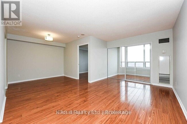 Photo du bâtiment - 135 Hillcrest Ave