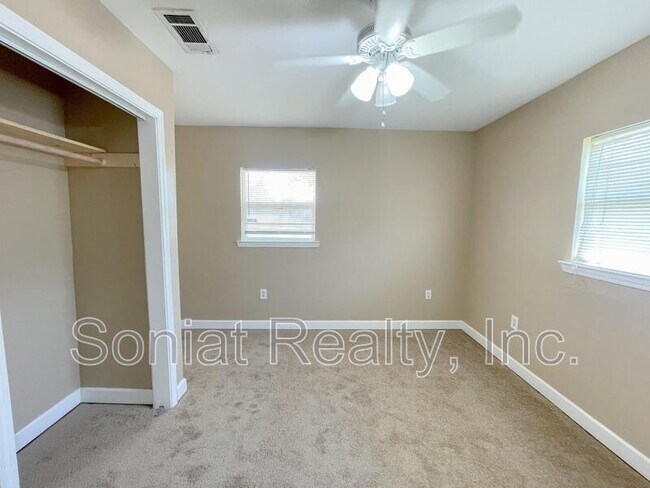 Foto del edificio - 4901 Kendall Dr