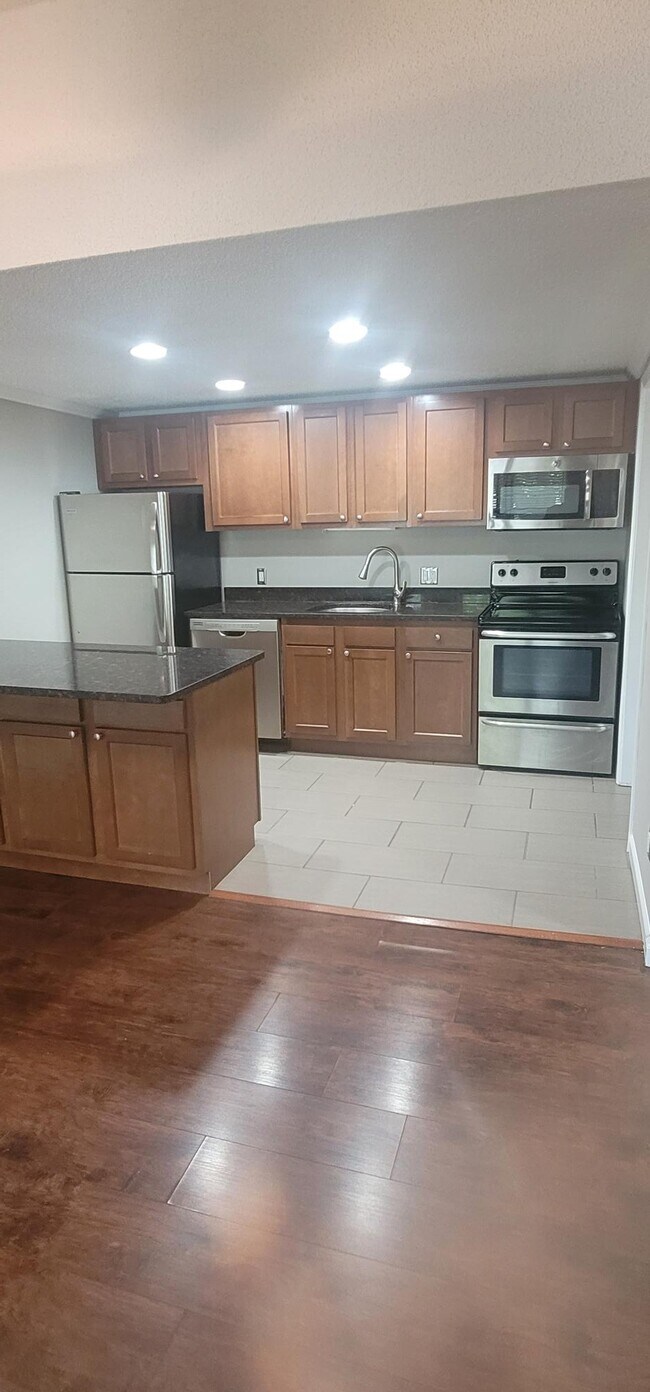 Foto del edificio - 121 Waterbury Ct